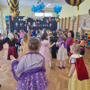 Dzieci w czasie pląsów przy muzyce