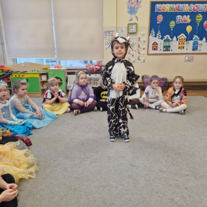 Chłopiec  prezentuje strój żyrafy