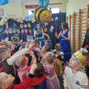 Dzieci chwytają bańki mydlane