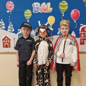 Chłopcy w przebraniach karnawałowych