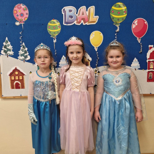 Dziewczynki w przebraniach karnawałowych