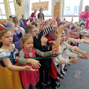 Dzieci chwytają bańki mydlane