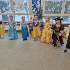 Dzieci w czasie pląsów przy muzyce