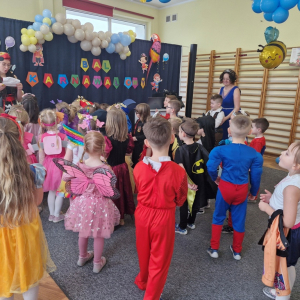 Pani Piratka czyta zadania, które muszą dzieci wykonać, aby znaleźć skarb