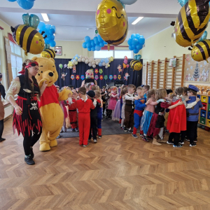 Zabawa w "pociąg" z Kubusiem Puchatkiem