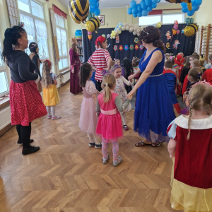 Dzieci i Pani Marysia tańczą w kole