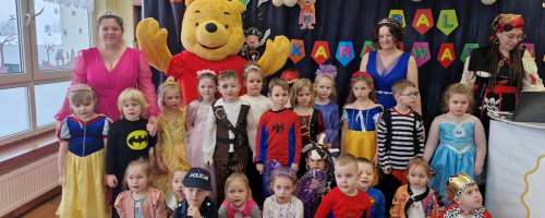 Dzieci z grupy "Skrzaty bawiły się na balu karnawałowym