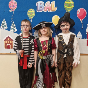 Dzieci przebrane za piratów