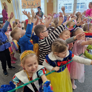 Dzieci chwytają bańki mydlane