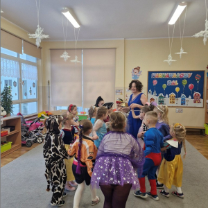 Dzieci bawią się  przy rytmach  dziecięcych piosenek         