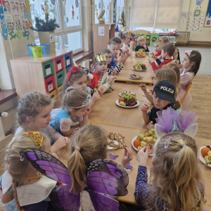 Dzieci w czasie poczęstunku słodko-owocowego