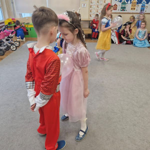 Dzieci w czasie tańca z balonem