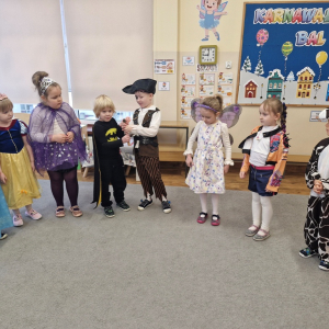 Dzieci przekazują sobie "zapałkę" w czasie zabawy przy muzyce "Nie baw się zapałkami"