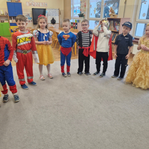 Dzieci przekazują sobie "zapałkę" w czasie zabawy przy muzyce "Nie baw się zapałkami"