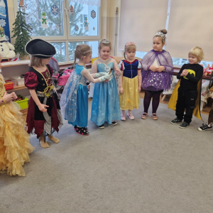 Dzieci przekazują sobie "zapałkę" w czasie zabawy przy muzyce "Nie baw się zapałkami"