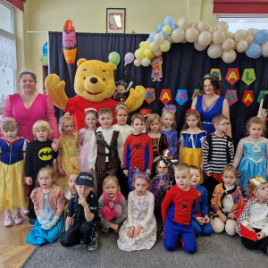 Dzieci, Panie, Piratka i Kubuś Puchatek  na tle dekoracji  karnawałowej