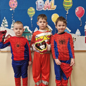 Chłopcy w przebraniach karnawałowych