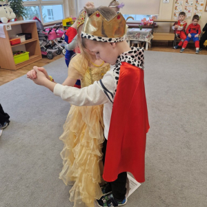 Dzieci w czasie tańca na gazecie