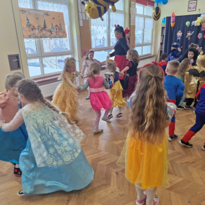 Dzieci w czasie zabawy karnawałowej