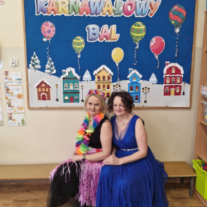 Panie w strojach karnawałowych