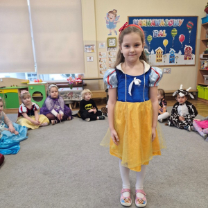 Dziewczynka przebrana za Królewnę Śnieżkę