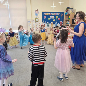 Dzieci bawią się  przy rytmach  dziecięcych piosenek         