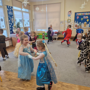 Dzieci tańczą w parach przy piosenkach dziecięcych