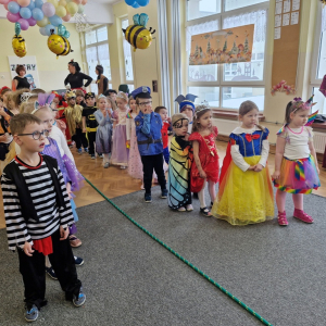 Dzieci oczekują na  zabawę przygotowaną przez animatorkę