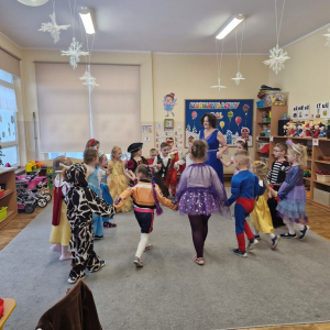 Dzieci bawią się  przy rytmach  dziecięcych piosenek         