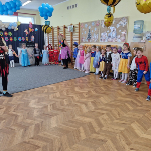 Dzieci w kole czekają na specjalnego gościa