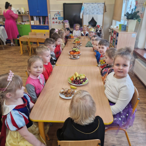 Dzieci czekają na poczęstunek słodko-owocowy