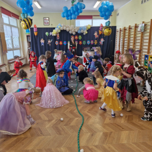 Dzieci w czasie zabawy - rzucają "nieprawdziwymi" perłami 