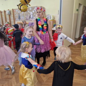 Dzieci i Pani Brygida tańczą w kole