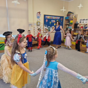 Dzieci bawią się  przy rytmach  dziecięcych piosenek         