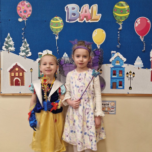 Dziewczynki w przebraniach karnawałowych