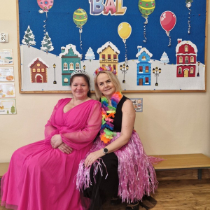 Panie w strojach karnawałowych