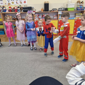 Dzieci przekazują sobie "zapałkę" w czasie zabawy przy muzyce "Nie baw się zapałkami"