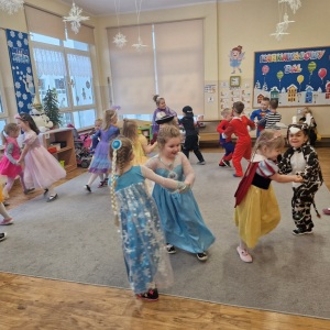 Dzieci tańczą w parach przy piosenkach dziecięcych