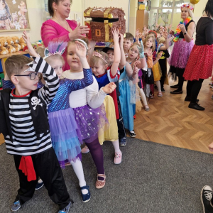 Dzieci przekazują z rąk do rąk skrzynkę ze skarbami