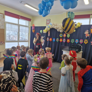 Dzieci w czasie zabawy karnawałowej z animatorką - Piratką