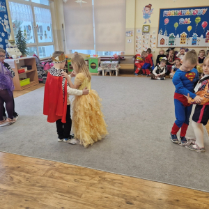 Dzieci w czasie tańca na gazecie