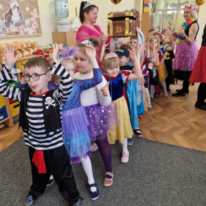 Dzieci przekazują z rąk do rąk skrzynkę ze skarbami