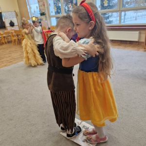 Dzieci w czasie tańca na gazecie