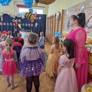 Dzieci i Pani Wioleta w czasie zabawy z animatorką -Piratką