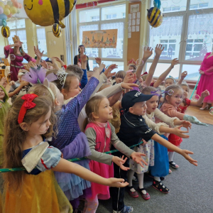 Dzieci chwytają bańki mydlane