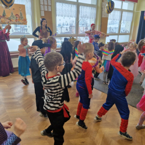 Dzieci w czasie pląsów przy muzyce