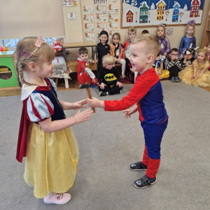 Dzieci przekazują sobie "zapałkę" w czasie zabawy przy muzyce "Nie baw się zapałkami"