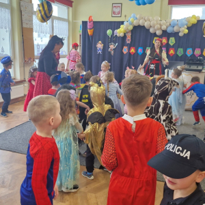 Dzieci w czasie zabawy karnawałowej z animatorką  w roli Piratki