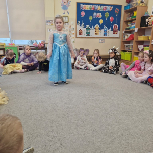 Dziewczynka przebrana za Elsę prezentuje swój strój