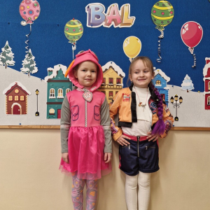 Dziewczynki w przebraniach karnawałowych